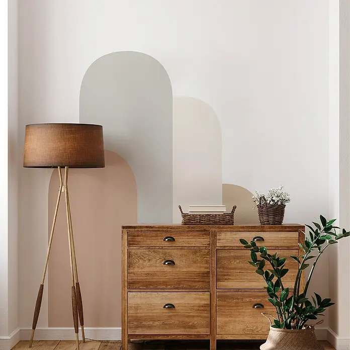 Vinilo de pared autoadhesivo Arco Zenda - 132 x 170 cm, Multicolor, Plástico - La cómoda de madera clara cuenta con seis cajones con tiradores de metal oscuro y se complementa con adornos.