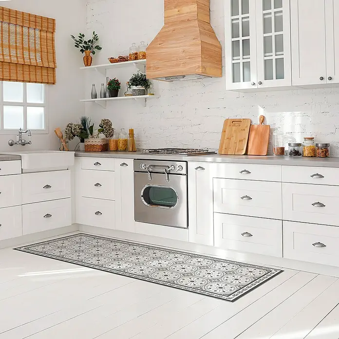 Alfombra de vinilo Elia - Gris, 200 x 60 cm, PVC - Una escena de cocina con un pasillo decorativo sobre un suelo de madera blanca, complementando el elegante diseño de la cocina.
