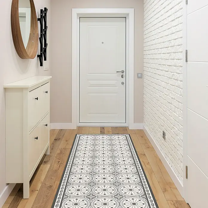 Alfombra de vinilo Elia - Gris, 110 x 48 cm, PVC - La alfombra de vinilo con diseños circulares grises está en un pasillo luminoso. Un atractivo decorativo y fácil de cuidar para cualquier entrada.