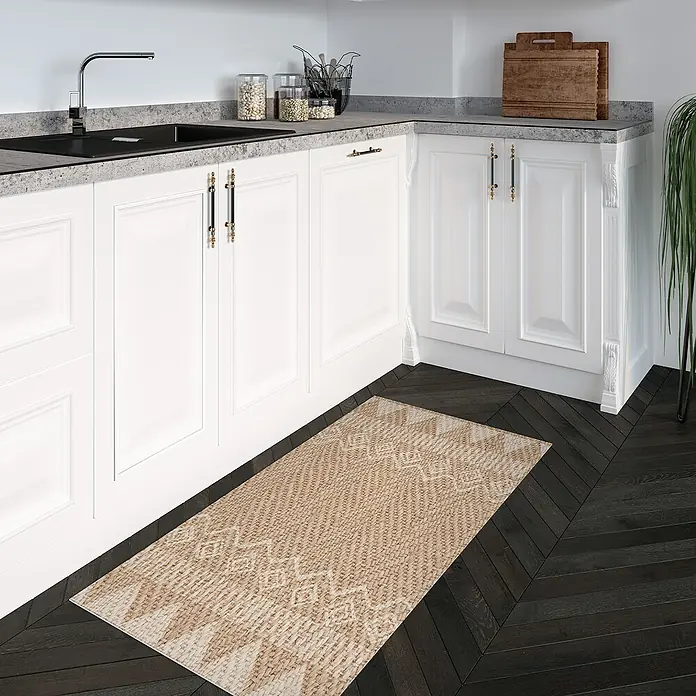 Alfombra de vinilo Telma - Natural, 110 x 48 cm, PVC - Una alfombra de corredor beige con un patrón geométrico se encuentra en una cocina moderna frente a gabinetes blancos.