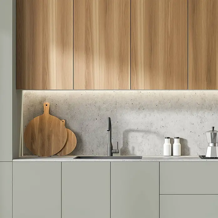 Vinilo de pared autoadhesivo Salvia - 200 x 100 cm, Verde, Plástico - Cocina moderna con elementos de madera, encimeras grises y accesorios elegantes para un diseño de cocina contemporáneo.