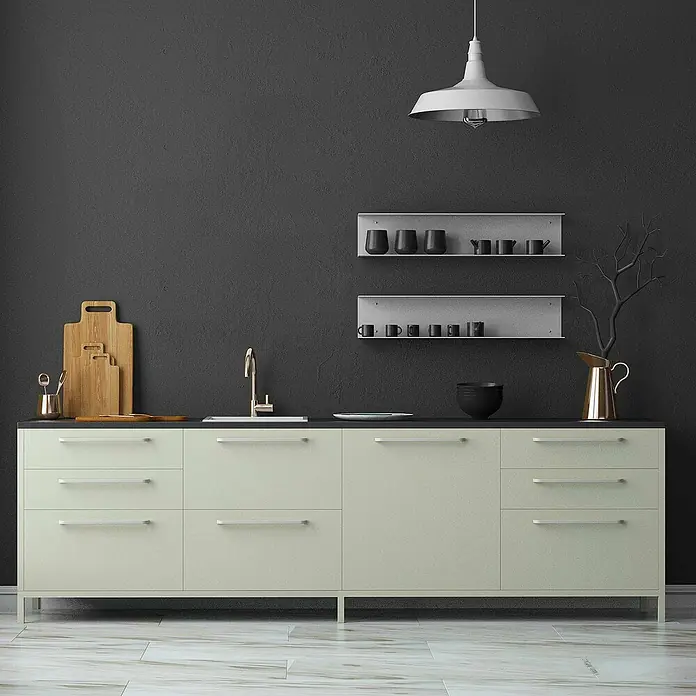 Vinilo de pared autoadhesivo Salvia - 200 x 100 cm, Verde, Plástico - Cocina con armarios bajos verde claro, encimera negra, tablas de cortar de madera y lámpara colgante blanca.