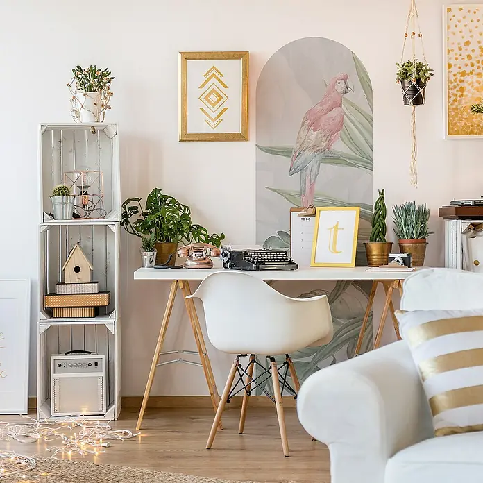 Vinilo de pared autoadhesivo Arco Lilo - 65 x 200 cm, Multicolor, Plástico - Un acogedor espacio de oficina en casa con un escritorio blanco, una silla y una decoración elegante, perfecto para crear un espacio de trabajo.