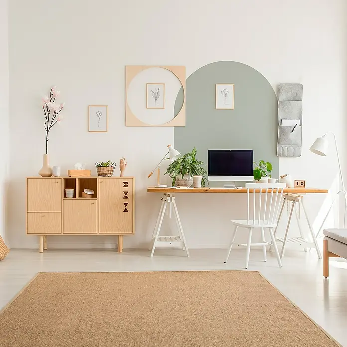 Vinilo de pared autoadhesivo Arco Verde Eucalipto - 110 x 132 cm, Verde, Plástico - Un espacio de oficina moderno y luminoso con un escritorio de madera clara, un aparador y una alfombra.