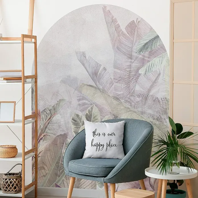 Vinilo de pared autoadhesivo Arco Tropic Sage - 132 x 170 cm, Multicolor, Plástico - Primer plano de un interior moderno y elegante con un sillón de acento y un cojín decorativo que irradia confort.