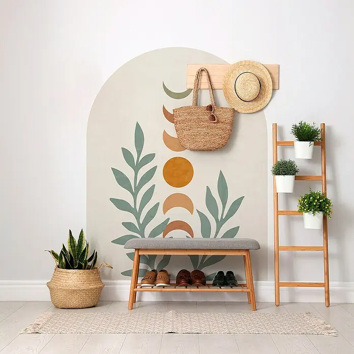 Vinilo de pared autoadhesivo Arco Moon - 132 x 170 cm, Multicolor, Plástico - Decoración elegante para el hogar con un mural, banco con zapatos, estantería de escalera con plantas, sombrero de paja y bolso para una entrada.