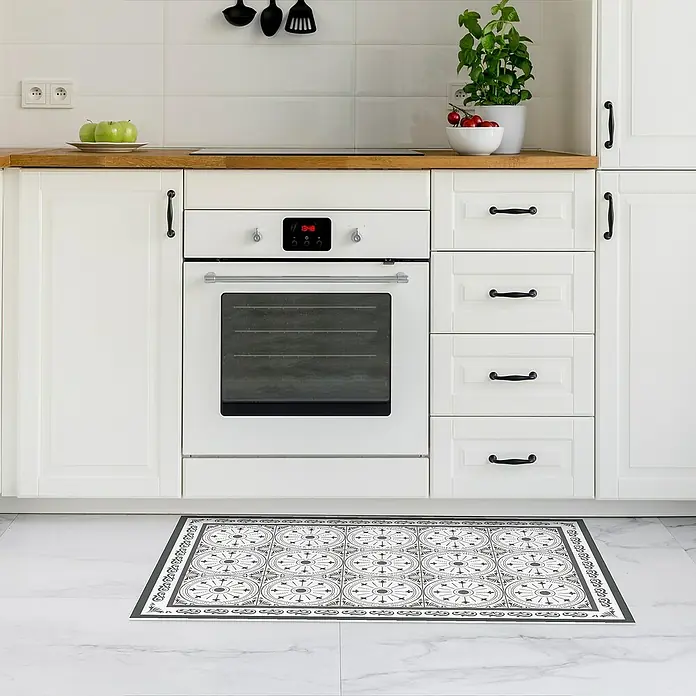 Alfombra de vinilo Buzz - Gris, 75 x 48 cm, PVC - Una elegante escena de cocina con una alfombra decorativa que realza el diseño elegante de la cocina.