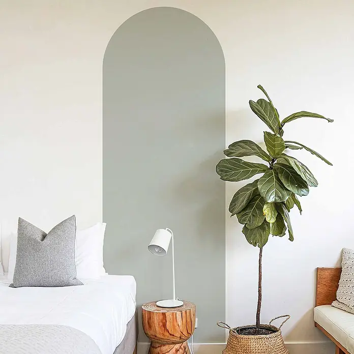 Vinilo de pared autoadhesivo Arco Verde Eucalipto - 65 x 200 cm, Verde, Plástico - Interior de habitación con pared de acento verde, ficus lyrata en cesta y decoración minimalista sobre mesa auxiliar.