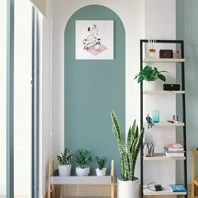 Vinilo de pared autoadhesivo Arco Azul Nord - 65 x 200 cm, Azul, Plástico - Decoración de habitación con plantas y una estantería. La estantería tiene varios niveles con objetos decorativos.