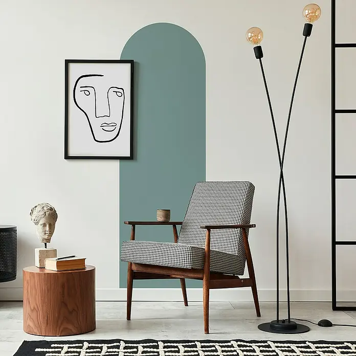 Vinilo de pared autoadhesivo Arco Azul Nord - 65 x 200 cm, Azul, Plástico - Un sillón acogedor de pata de gallo y una lámpara de pie moderna iluminan la elegante sala de estar con arte y diseño.