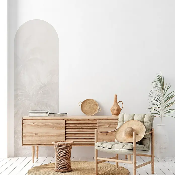 Vinilo de pared autoadhesivo Arco Gozo - 65 x 200 cm, Gris, Plástico - Elegante foto de interior con aparador de madera, silla con sombrero y planta de interior contra una pared blanca. Ambiente natural.