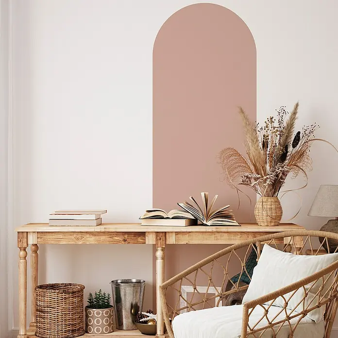 Vinilo de pared autoadhesivo Arco Rosa Empolvado - 65 x 200 cm, Rosa, Plástico - Habitación acogedora con mesa, silla y diseño de pared decorativo en tonos suaves, creando un ambiente confortable.