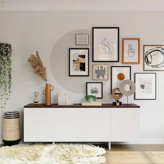 Vinilo de pared Círculo - Gris neutro, Plástico - Vista de un elegante aparador blanco con tapa oscura debajo de una pared de galería que muestra un espacio habitable moderno.