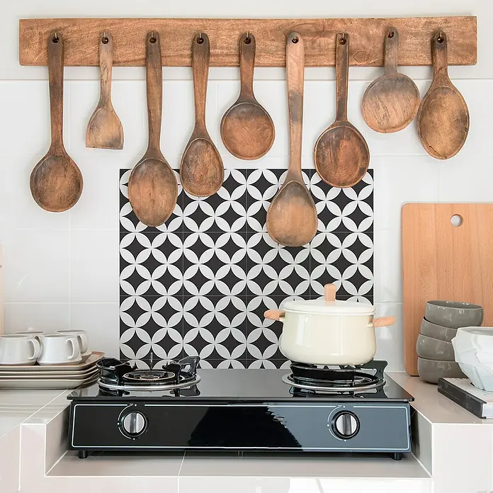 Panel de pared salpicadero de cocina Mosaic - L x An: 90 x 60 cm - Naturaleza muerta de cocina con fogones y ollas, rodeada de utensilios en la pared.