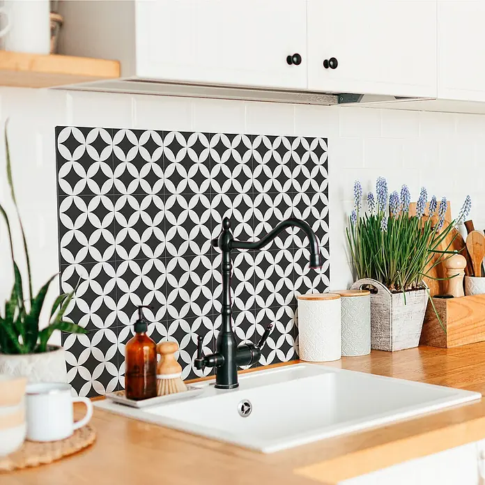 Panel de pared salpicadero de cocina Mosaic - L x An: 90 x 60 cm - Primer plano de una cocina con un fregadero y un protector contra salpicaduras con un patrón geométrico.