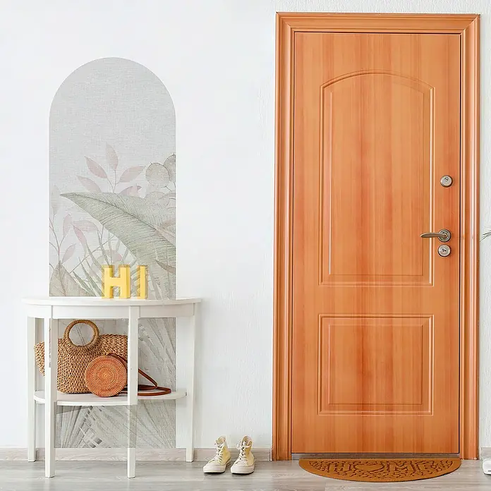 Vinilo de pared autoadhesivo Arco Tropic Calm - 65 x 200 cm, Gris, Plástico - Una entrada acogedora con una mesa de madera, decoración de pared, zapatos y una puerta con un felpudo.