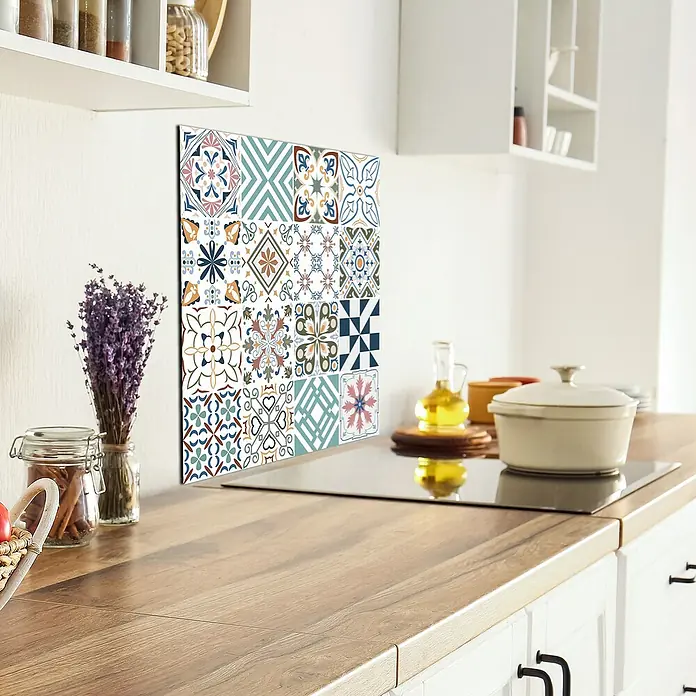 Panel de pared salpicadero de cocina Hidra Colors - L x An: 60 x 60 cm - Primer plano de una colorida pegatina de azulejos en una decoración de cocina, mejorando el protector contra salpicaduras de la cocina.