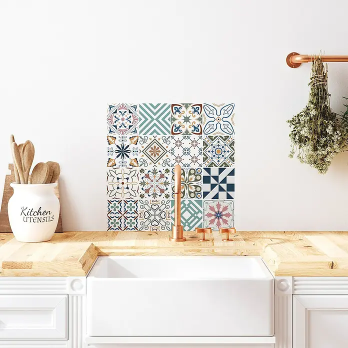 Panel de pared salpicadero de cocina Hidra Colors - L x An: 60 x 60 cm - Primer plano de adhesivos de azulejos decorativos, que añaden un toque de color y estilo a una pared posterior de cocina. Los azulejos muestran un diseño vibrante y tradicional.