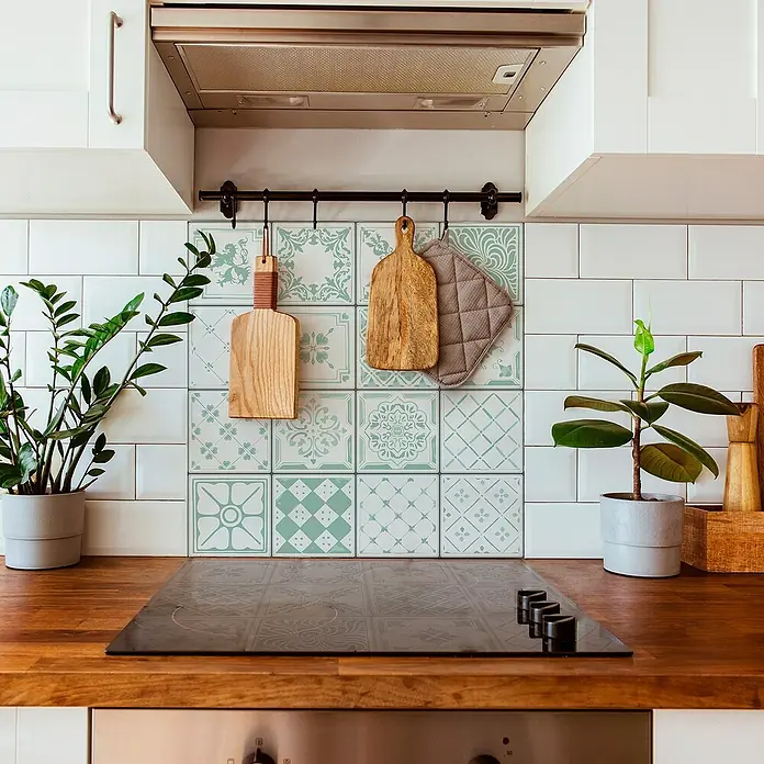 Panel de pared salpicadero de cocina Hidra Vintage - L x An: 60 x 60 cm - Vista de la cocina con vitrocerámica, fregadero y utensilios que crean un ambiente acogedor.
