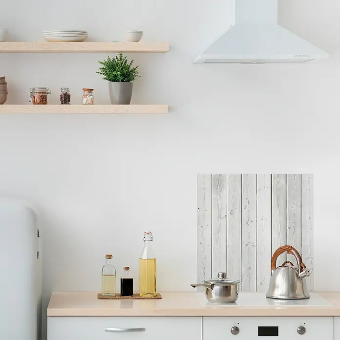 Panel de pared salpicadero de cocina Wood - L x An: 60 x 60 cm - Cocina luminosa con estantes, fogones, utensilios de cocina y decoraciones. Los electrodomésticos de cocina son elegantes y modernos.