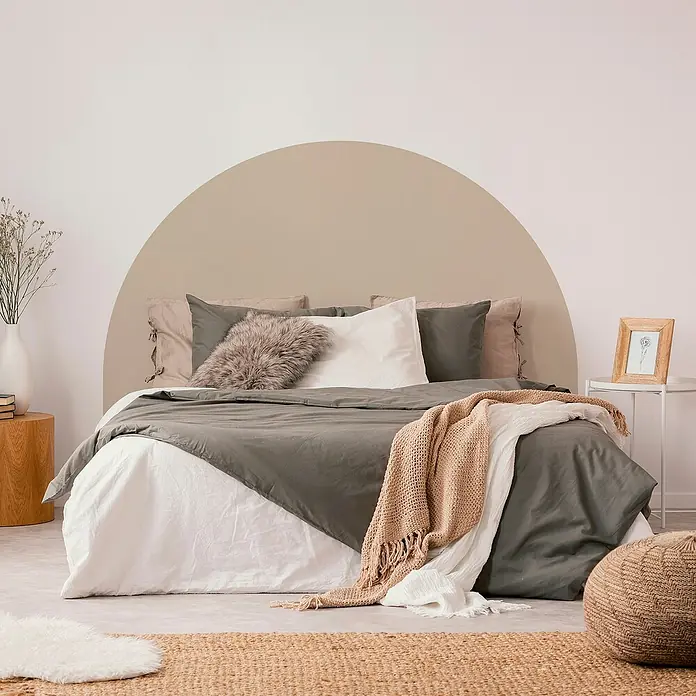 Vinilo de pared autoadhesivo Arco Topo - 132 x 170 cm, Topo, Plástico - Dormitorio con cama doble, pared de acento beige, ropa de cama gris, manta y cojines para un ambiente acogedor.