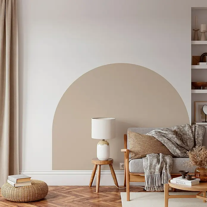 Vinilo de pared autoadhesivo Arco Topo - 132 x 170 cm, Topo, Plástico - Salón con arco de pared beige moderno. Los muebles y la decoración en tonos naturales crean un ambiente armonioso y acogedor.