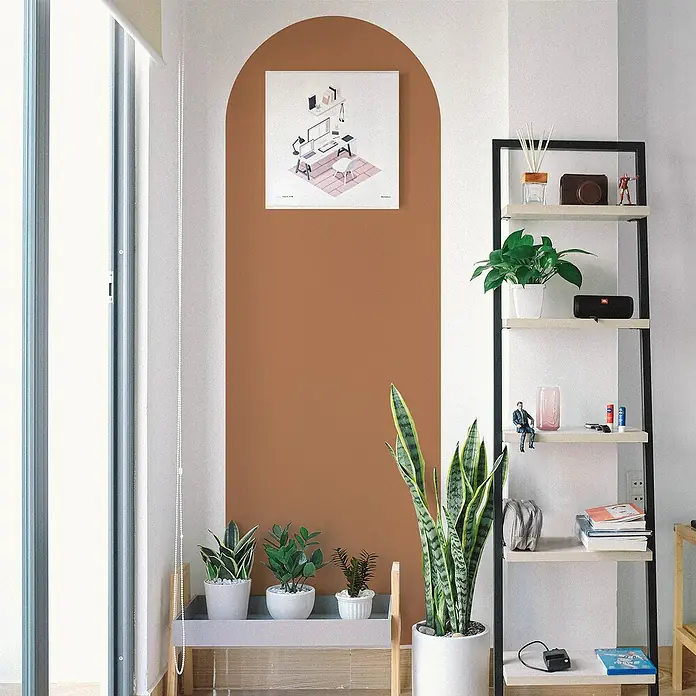 Vinilo de pared autoadhesivo Arco Rojo Teja - 65 x 200 cm, Terracota, Plástico - Espacio habitable con estanterías decorativas, plantas ornamentales y una pintura mural en un ambiente moderno.