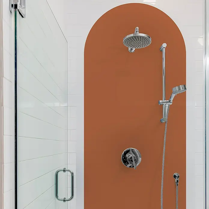 Vinilo de pared autoadhesivo Arco Rojo Teja - 65 x 200 cm, Terracota, Plástico - Ducha moderna con pared de acento de terracota y accesorios cromados, que ofrece un elemento de diseño elegante y funcional en el baño.
