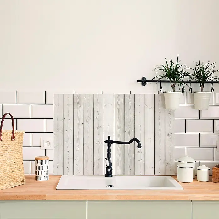 Panel de pared salpicadero de cocina Wood - L x An: 90 x 60 cm - Un moderno fregadero de cocina con grifo, rodeado de detalles elegantes como plantas y recipientes, que acentúan el diseño de la cocina.
