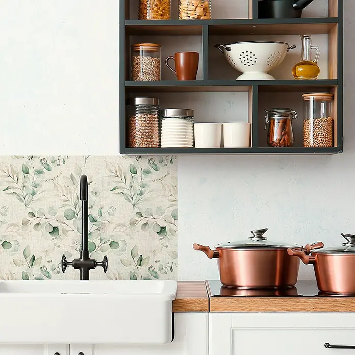 Panel de pared salpicadero de cocina Eucalipto - L x An: 90 x 60 cm - Primer plano de una cocina con gabinetes blancos, una encimera de madera y un estante que exhibe utensilios de cocina y frascos.