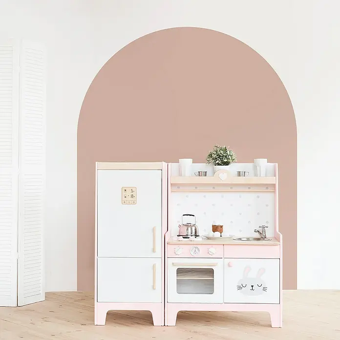 Vinilo de pared autoadhesivo Arco Rosa Empolvado - 110 x 132 cm, Rosa, Plástico - Cocina de juguete rosa y blanca con nevera y accesorios para que los niños jueguen y desarrollen su creatividad.