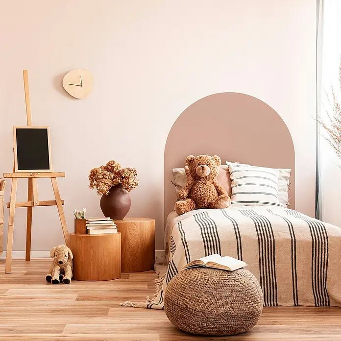 Vinilo de pared autoadhesivo Arco Rosa Empolvado - 110 x 132 cm, Rosa, Plástico - Acogedora habitación infantil con muebles de madera, un oso de peluche y un pequeño taburete con libro.