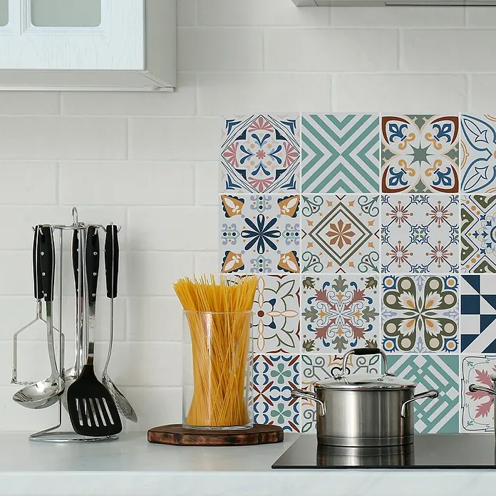 Panel de pared salpicadero de cocina Hidra Colors - L x An: 90 x 60 cm - Utensilios de cocina, espaguetis en un vaso y una olla en la cocina, complementados con azulejos decorativos para una decoración elegante.