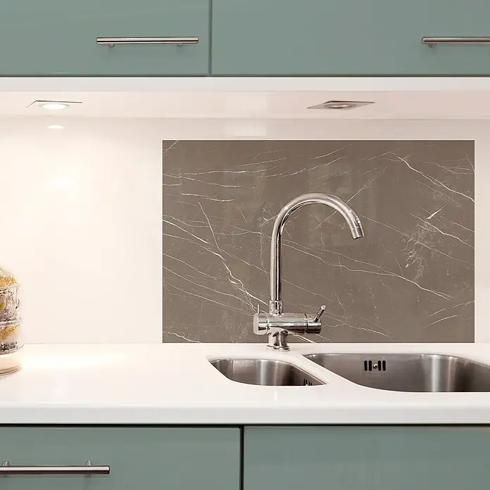 Panel de pared salpicadero de cocina Marble - L x An: 90 x 60 cm, Taupe - Fregadero de cocina con grifo y fondo efecto mármol. Diseño elegante para cocinas modernas.