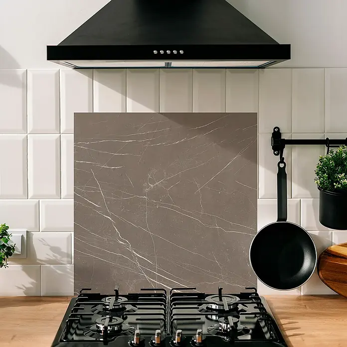 Panel de pared salpicadero de cocina Marble - L x An: 60 x 60 cm, Taupe - Primer plano de una cocina con campana extractora y un backsplash de mármol gris, que combina estilo y funcionalidad.