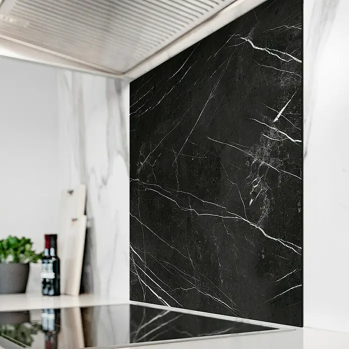 Panel de pared salpicadero de cocina Marble - L x An: 60 x 60 cm, Café - Revestimiento de cocina de mármol negro con vetas blancas, que ofrece un elegante contraste en una cocina moderna.