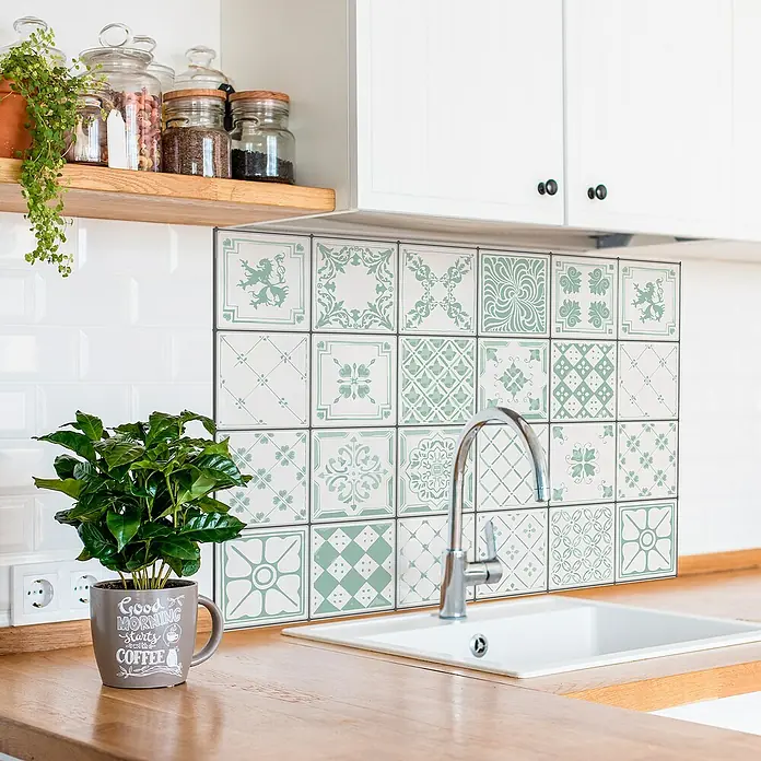 Panel de pared salpicadero de cocina Hidra Vintage - L x An: 90 x 60 cm - Vista de una cocina con un fregadero y adhesivos de azulejos decorativos con diseños verdes, creando un ambiente elegante y moderno.