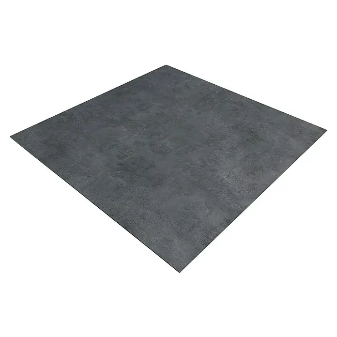 Panel de pared salpicadero de cocina Concret - L x An: 60 x 60 cm - Primer plano de una sola baldosa de cerámica gris con una textura irregular sobre un fondo negro, apta para suelos o paredes.