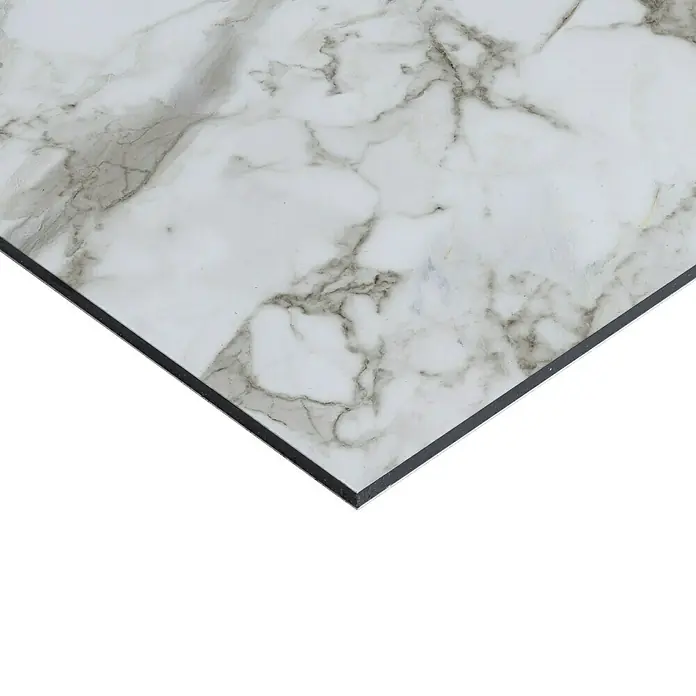 Panel de pared salpicadero de cocina Marble - L x An: 90 x 60 cm, Café - Primer plano de una losa de mármol con un borde gris sobre un fondo negro, ideal para el diseño de interiores moderno.