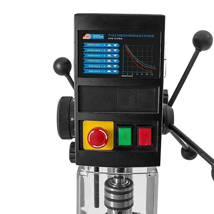Güde Tischbohrmaschine GTB 13 Pro - 250 W, Leerlaufdrehzahl: 600 U/min - 2.600 U/min, Spannweite Bohrfutter: 1,5 mm - 13 mm - Nahaufnahme einer Tischbohrmaschine GTB 13 PRO mit Geschwindigkeitsanzeige, Bohrfutter und Bedienelementen.