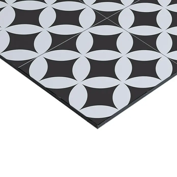 Panel de pared salpicadero de cocina Mosaic - L x An: 90 x 60 cm - Primer plano de una baldosa con un patrón geométrico en blanco y negro, que muestra un diseño moderno y elegante.