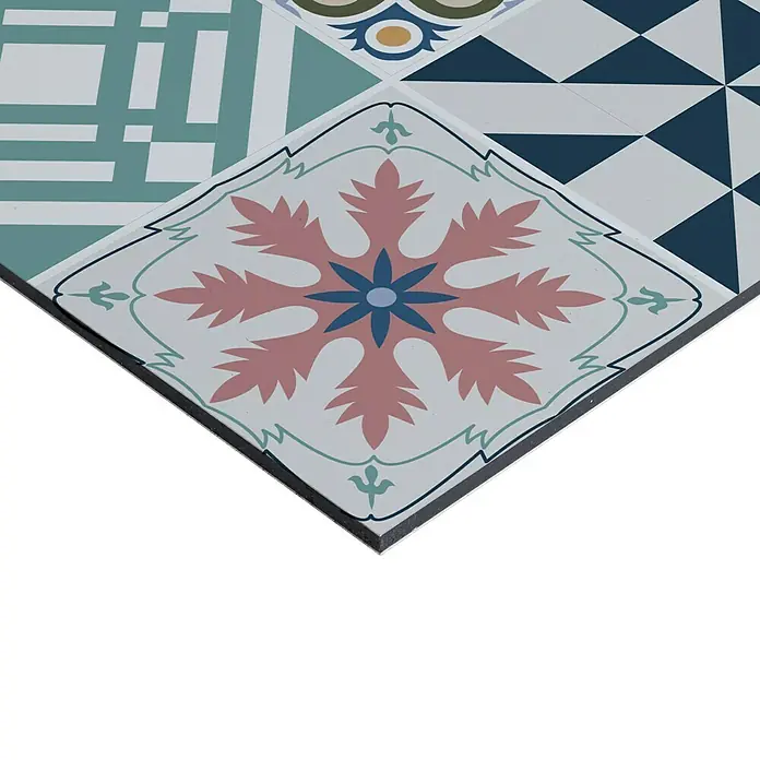 Panel de pared salpicadero de cocina Hidra Colors - L x An: 60 x 60 cm - Primer plano de un patrón de azulejo cerámico decorativo y colorido con un diseño floral.
