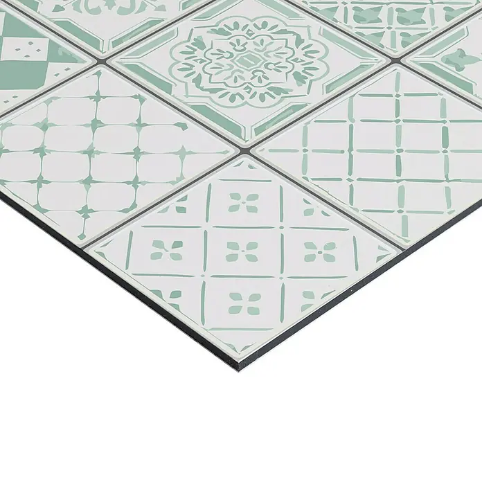 Panel de pared salpicadero de cocina Hidra Vintage - L x An: 60 x 60 cm - Primer plano de baldosas cuadradas decorativas con un atractivo patrón azul verdoso, ideal para cocina o baño.