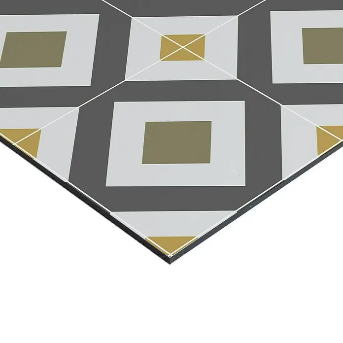 Panel de pared salpicadero de cocina Diamond - L x An: 90 x 60 cm - Primer plano de una baldosa decorativa cuadrada con un patrón geométrico en tonos de gris, blanco y dorado, ideal para interiores elegantes.