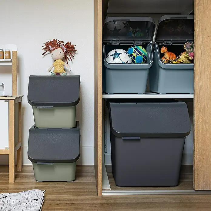 Sunware Mülltrennsystem Sigma Home - L x B x H: 49,3 x 38,8 x 29,8 cm, Kunststoff, Anthrazit - Schrank mit grauen und grünen Spielzeugaufbewahrungsboxen, gefüllt mit Bällen und Spielzeug, zur einfachen Organisation.