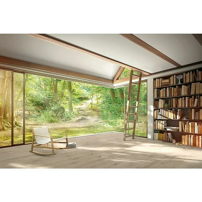 Parador Parkett Classic 3025 - Eiche gebürstet weiß, Landhausdiele, 2.200 x 185 x 13 mm - Ein helles, modernes Lesezimmer mit Bücherregal, Holzleiter und einem großen Fenster mit Blick auf einen ruhigen Waldweg. Der Boden ist mit einem hellen Holzboden versehen.