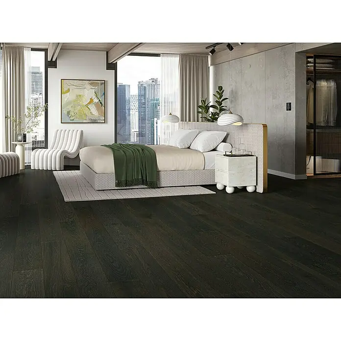 Parador Parkettmuster Classic 3060 Natur Eiche Pinot schwarz - 200 x 185 x 13 mm, Landhausdiele - Schlafzimmer mit dunklem Holzboden, Bett mit grüner Decke und Nachttisch mit kugelförmigen Füßen. Moderne Einrichtung mit stilvollem Design.