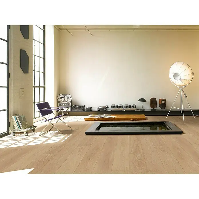 Parador Parkett Basic 11.5 - Eiche Pure, Landhausdiele, 2.200 x 185 x 11,5 mm - Helles Wohnzimmer mit Retro-Flair: Einrichtung mit Wasserbecken im Boden, purpurfarbenen Sessel und alter Musikanlage.