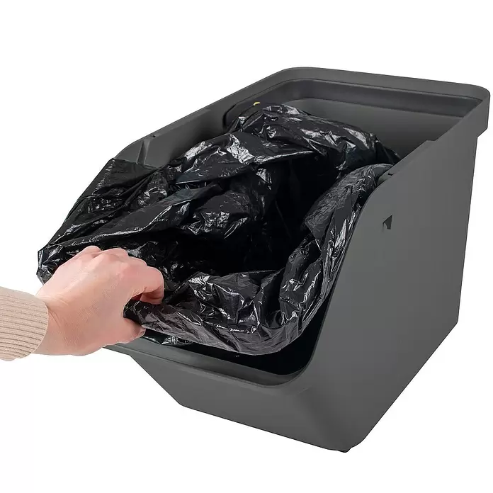 Sunware Mülltrennsystem Sigma Home - L x B x H: 49,3 x 27 x 29,8 cm, Kunststoff, Anthrazit - Hand passt einen schwarzen Müllbeutel in einen grauen, stapelbaren Abfalleimer an.