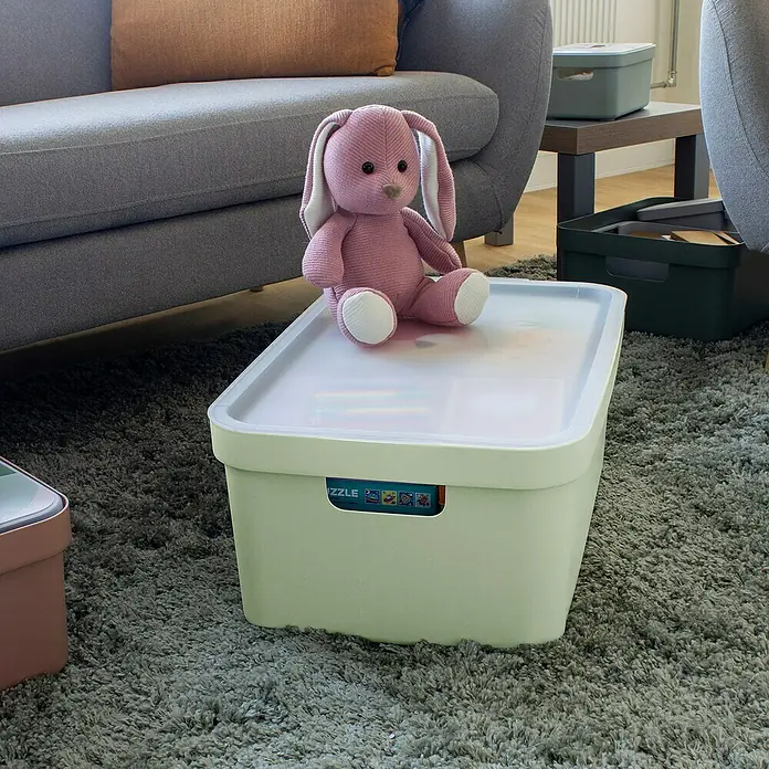 Sunware Deckel Sigma Home - Passend für: Sigma Home Aufbewahrungsbox 45 l, Kunststoff, Transparent - Ein mintfarbener Aufbewahrungsbehälter mit Deckel und ein rosa Stoffhase darauf, ideal für Kinderzimmer oder Wohnbereiche.